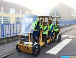 Un minibus en bois pour pédaler jusqu’à l’école